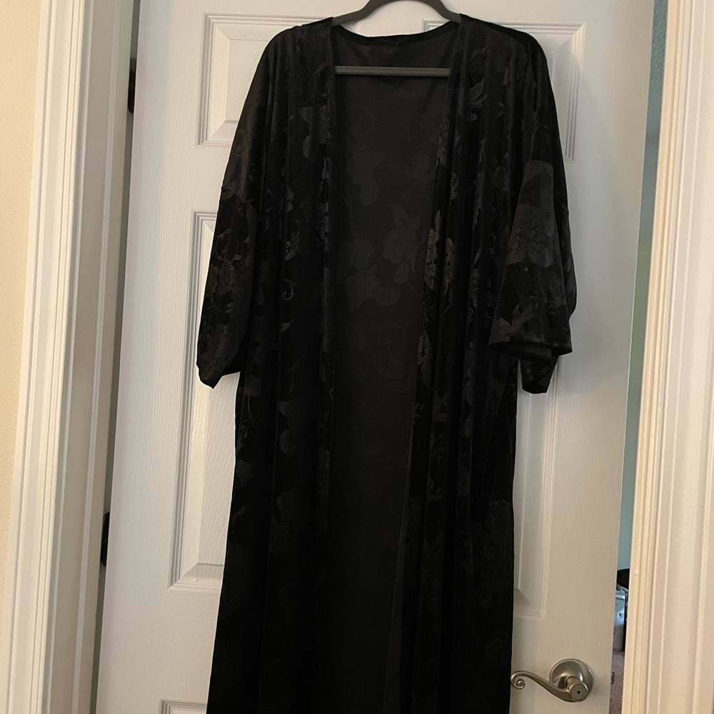 Long sleeve velvet like rose detail duster